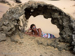 Помимо мелкого белоснежного песка Сахары очень часто встречаются каменистые арки, которые когда-то были дном океана. Порой можно встретить даже останки моллюсков и закаменевших водорослей.