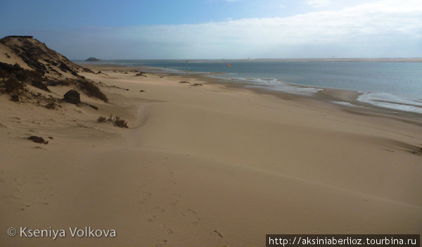 Вид на лагуну с песчаных дюн. Дахла, Западная Сахара
