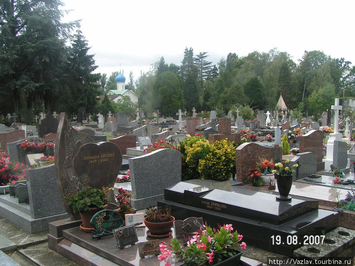 Так выглядит кладбище; вдалеке видна русская церковь Сен-Женевьев-де-Буа, Франция