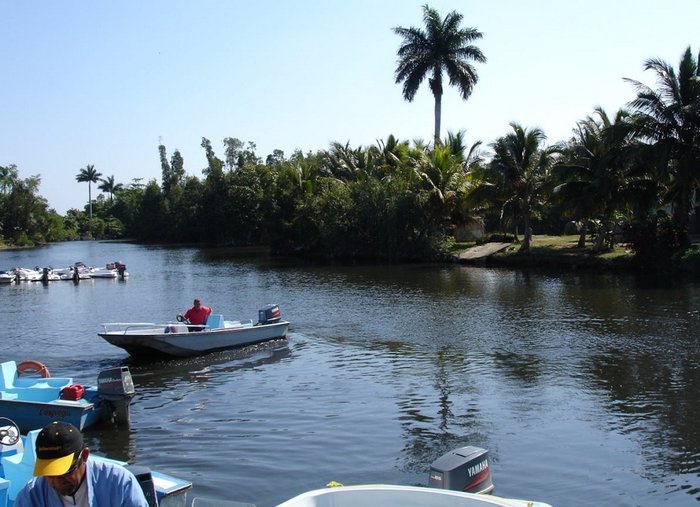 в этом месте мы сели на моторные лодки и поплыли на остров Хагуэй-Гранде, Куба