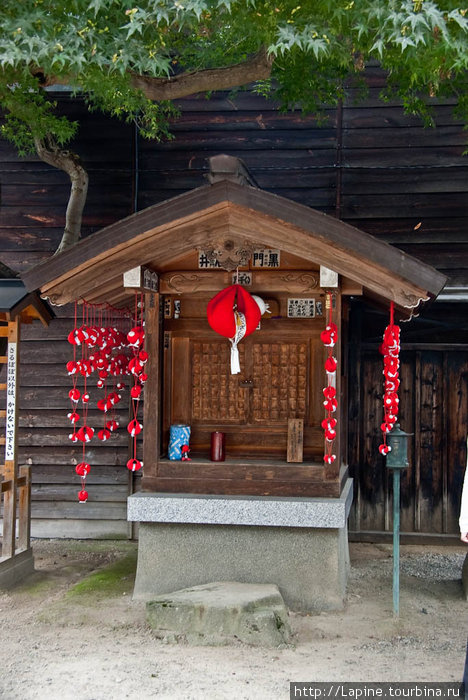 Еще сарубобо у храма Такаяма, Япония