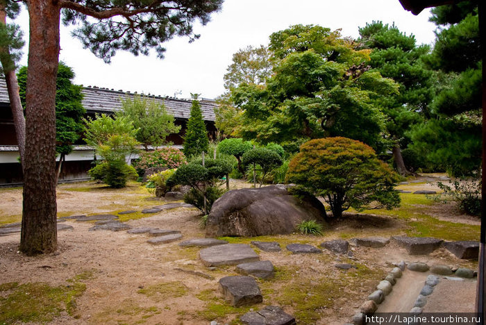 Сад перед апартаментами наместника Такаяма, Япония