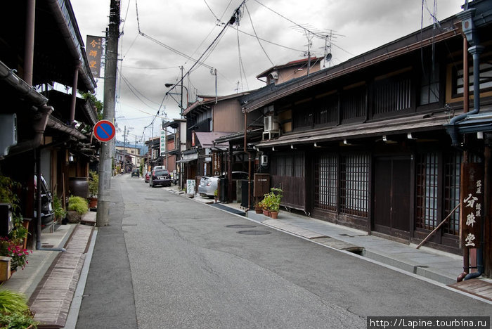 Улица на краю исторического центра: не самая аутентичная, зато почти пустая Такаяма, Япония