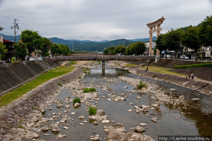 Речка Миягава и тории храма Сакураяма Хатиман-гу Такаяма, Япония
