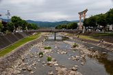 Речка Миягава и тории храма Сакураяма Хатиман-гу