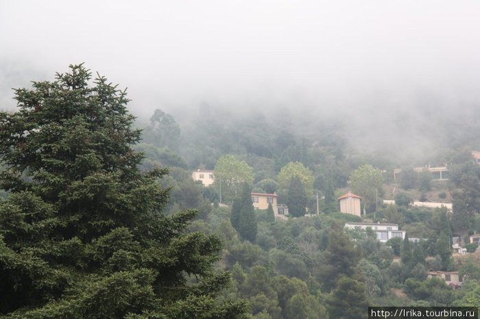 Это не туман и не смог, просто облако за гору зацепилось Эз, Франция