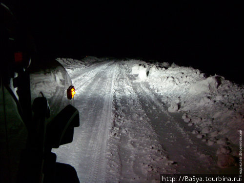 Дорога, проходящая через степи и продуваемая со всех сторон периодически была серьезно занесена снегом, который, судя по гусеничным следам, здесь все же иногда но чистится. Самарканд, Узбекистан