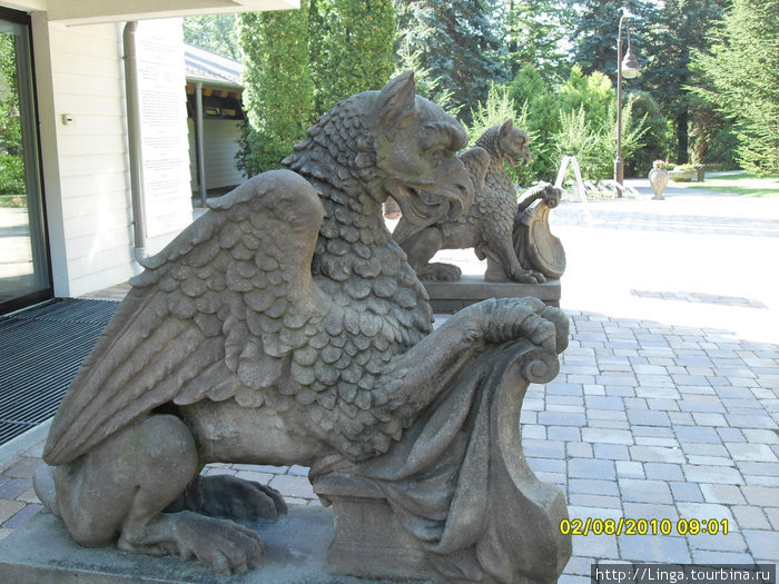 Символы города — львы с головой орла Хевиз, Венгрия