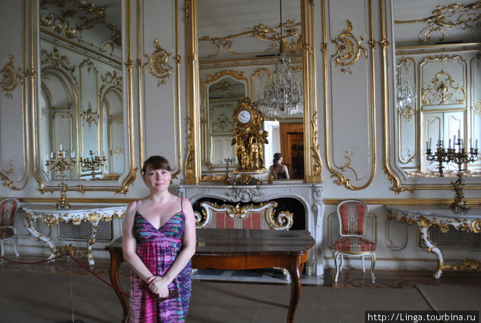 По четвергам в зеркальном зале дворца проходят вечера оперы и оперетты