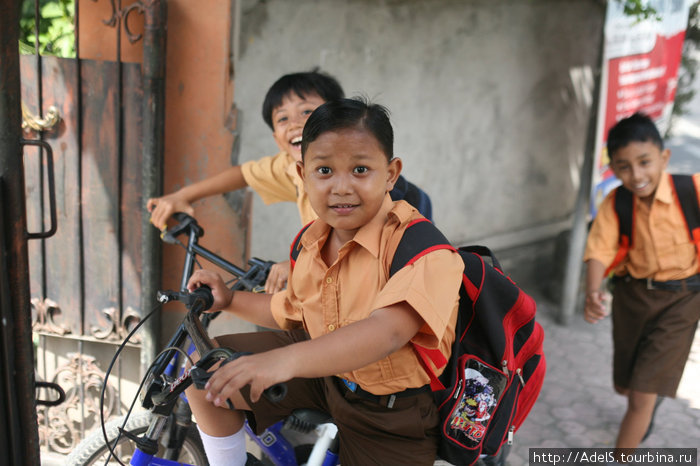 Местные школьники Бали, Индонезия