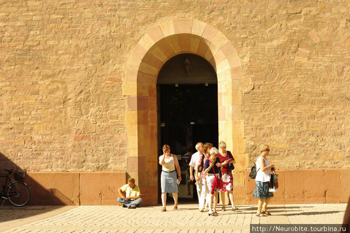 Временный вход в собор (главный фасадный на реставрации) Шпайер, Германия
