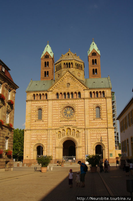 Главный фасад собора смотрит на гланую улицу города — Максимильянштрассе — пешеходная зона с многочисленными шоппами и ресторанами Шпайер, Германия