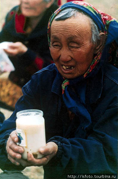 Местные жители несут подношения — молоко, сало, масло, мед, и прочие продукты. Бурятия, Россия