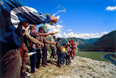 Жители окрестных сел брызгают молоком, задабривая Хозяев гор.