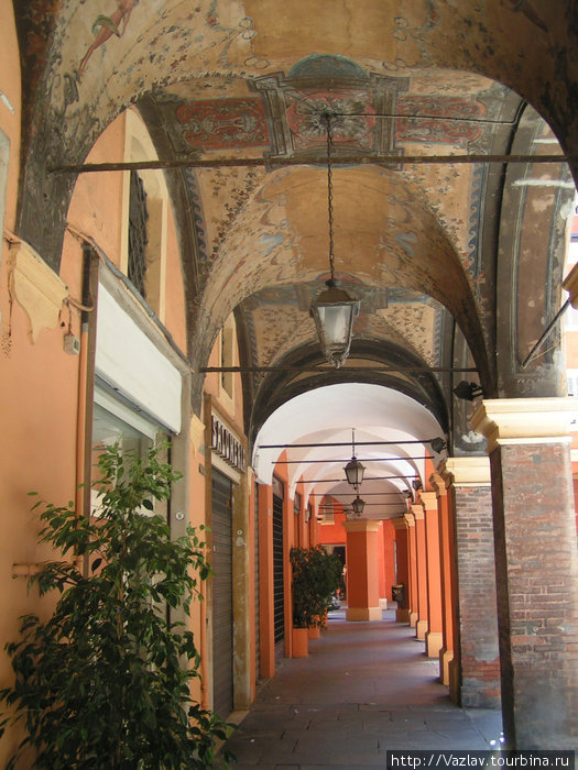 Одна из аркад Модена, Италия