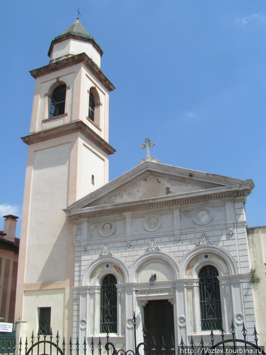 Фасад церкви и колокольня Ровиго, Италия