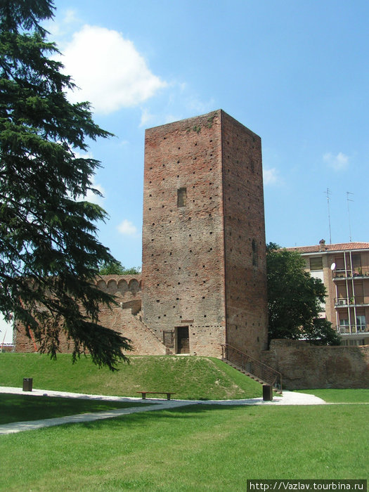 Башня и куски стен Ровиго, Италия