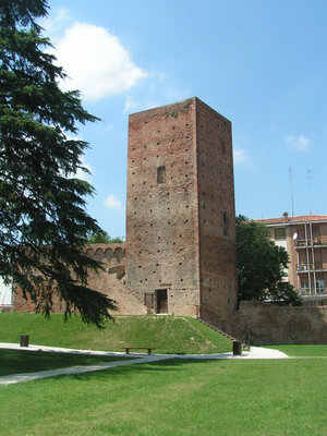 Башня и куски стен