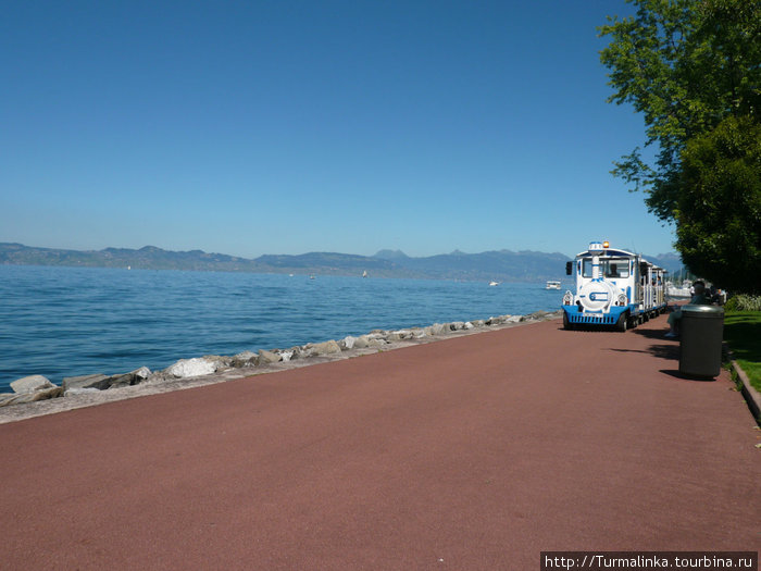 Трамвайчик для туристов. А на противоположном берегу — швейцарская Лозанна.