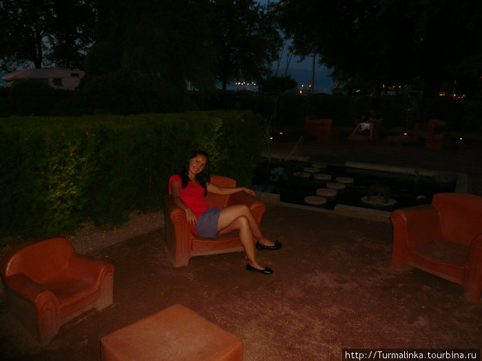 Вот такие есть кресла на улице). Правда эти кресла совсем не мягкие) Эвиан-ле-Бэн, Франция