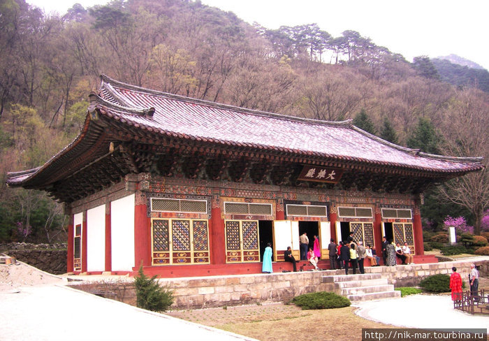 КНДР. Буддийский монастырь в горах Мёхян. Пхеньян, КНДР