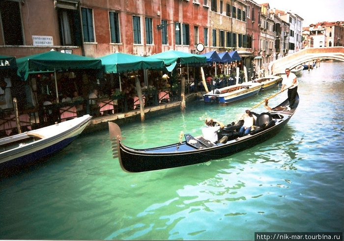 Плывущая сквозь века. (Гондола на одном из каналов Венеции.) Венеция, Италия