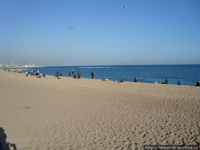 Ноябрьский Барселонский пляж Барселона, Испания