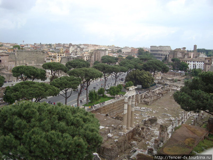 Римский форум и Колизей вдалеке Рим, Италия