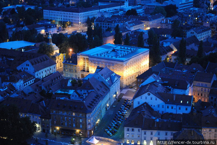 Старый город подсвечен вечером совершенно чудесно Любляна, Словения