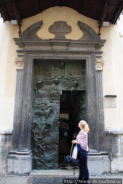 А вот и малозаметный вход. Таких дверей в старом городе немало. Любляна, Словения