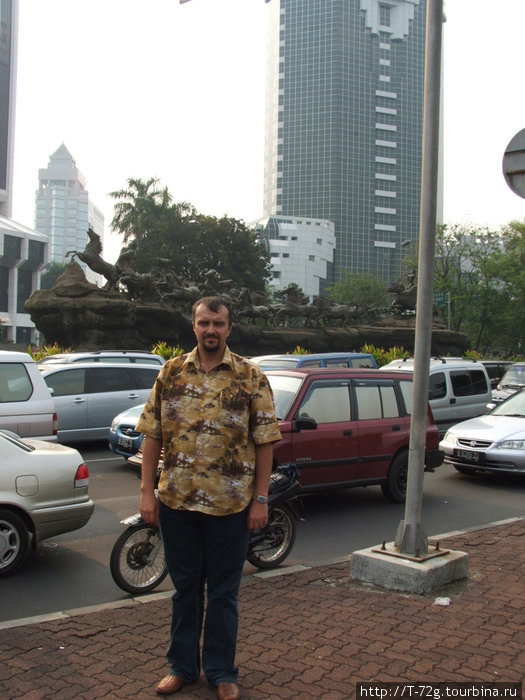 Автор на фоне монумента Махабхарате. Джакарта, Индонезия