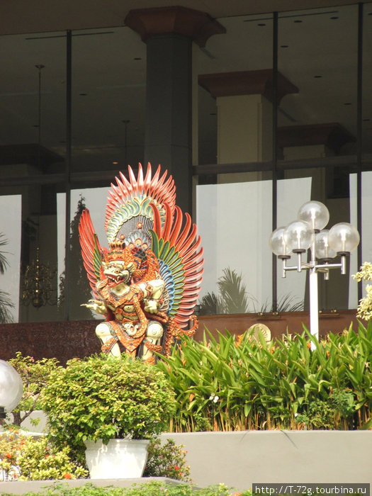 Солнечный орел Гаруда — символ Индонезии. Страшноватая птичка, наш смотрится симпатичнее, несмотря на двухглавость... Джакарта, Индонезия