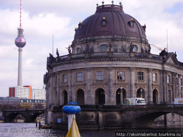 проплываем мимо музейного острова Берлин, Германия