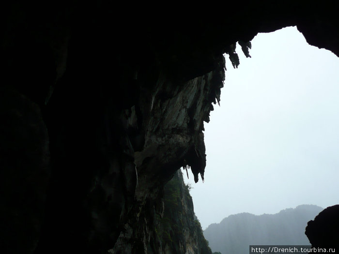 очередной экстрим, подъем в пещеру во время дождя по скользким камням Таиланд