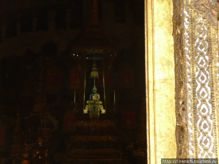 самого изумрудного Будду можно сфотографировать только из дверей Таиланд