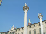 Статуи на столбах