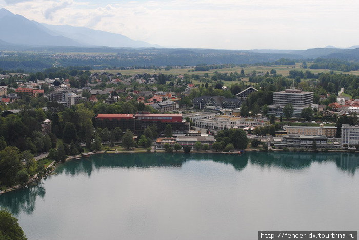 Курорт Блед, расположившийся на берегу горного озера Блед, Словения