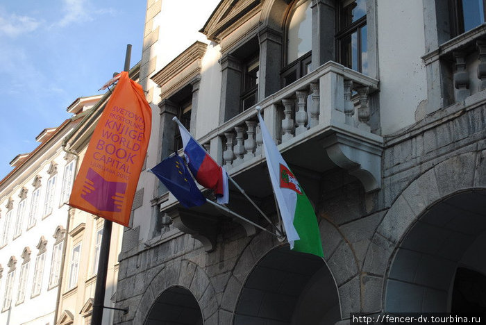 На фасаде — флаги ЕС, Словении и Любляны Любляна, Словения