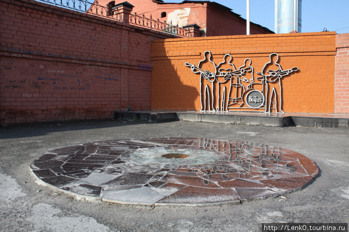 памятник Биттлз Екатеринбург, Россия