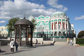 Здание бывшего окружного суда на набережной Городского пруда
(Дом Севастьянова)