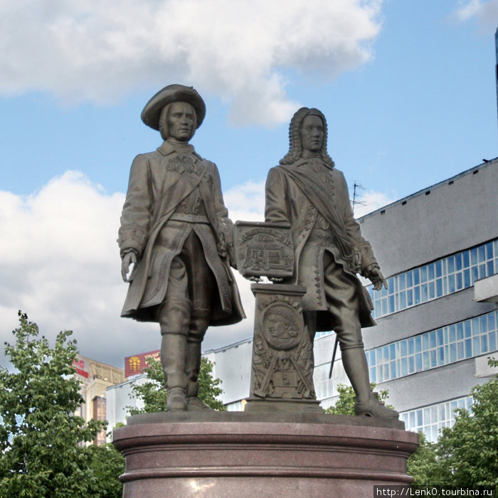 Памятник основателям города Василию Татищеву и Вильгельму де Геннину (в народе: \Бивис и Баттхед\) Екатеринбург, Россия