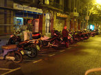 Мотоциклы — самый популярный транспорт Барселоны и днем, и ночью)