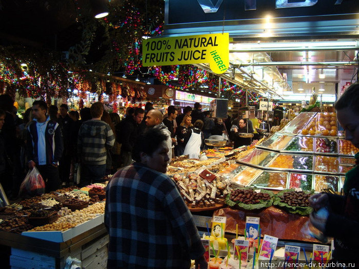 На рынке недалеко от Ла Рамблы жизнь кипит всегда Барселона, Испания