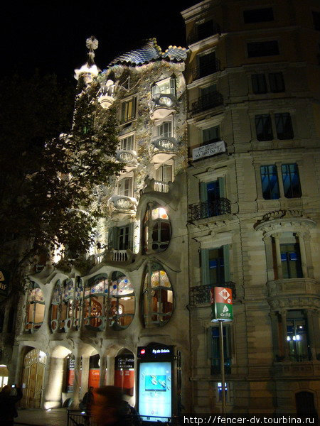 Ночью Гауди на Пассаж де Грасия Барселона, Испания