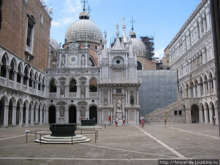 Внутренний дворик и собор Святого Марка на заднем плане Венеция, Италия