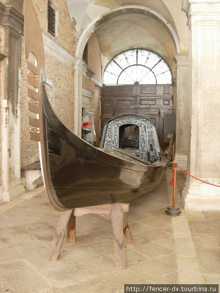 Самая старая гондола из ныне обитающих в окрестностях Венеции) Венеция, Италия