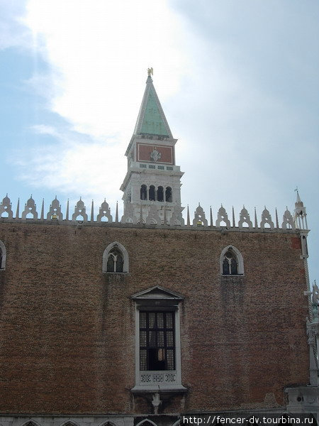 За крышей дворца видна башня Кампаниле Венеция, Италия