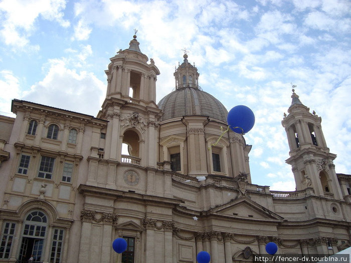 церковь Святой Агнессы в синих шарах с символикой евросоюза) Рим, Италия