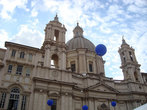 церковь Святой Агнессы в синих шарах с символикой евросоюза)