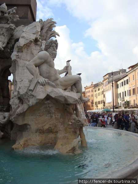 Знаменитый фонтан четырех рек работы Бернини Рим, Италия